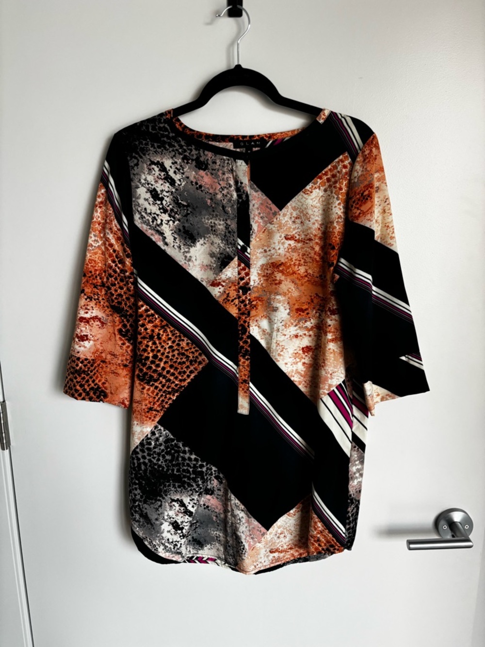 glam Abstract Geo-Print Split-Neck Tunic in Black and Rust